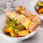 Spiedini di salmone e ananas 1 Spiedini di salmone e ananas