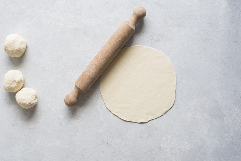 Piadina light: la ricetta senza olio per farla in casa 7 stendere impasto piadina leggera