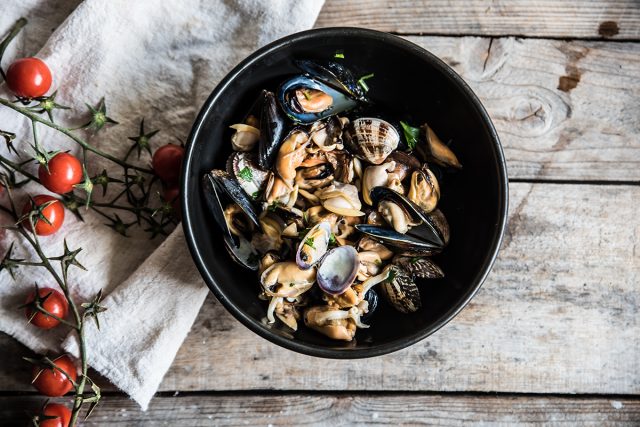 Zuppa di pesce: una ricetta light, nutriente e gustosa 6 zuppa di pesce, cozze e vongole in padella