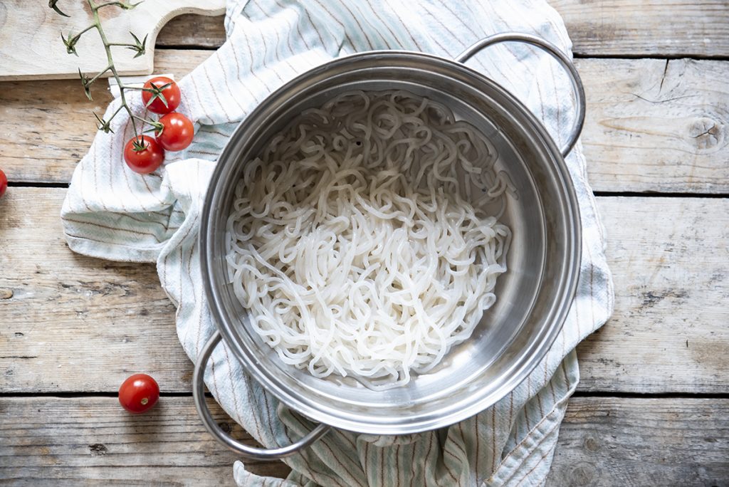 Shirataki di konjac con verdure: un primo piatto leggero della cucina asiatica 5 Noodles di konjac, lava i noodles