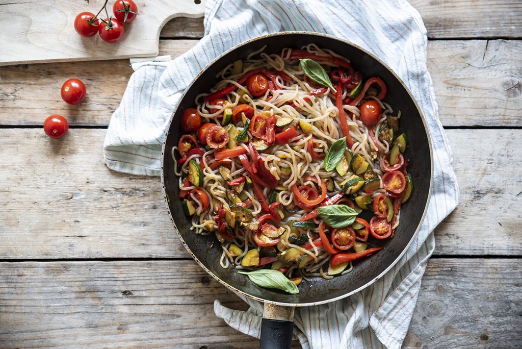 Shirataki di konjac con verdure: un primo piatto leggero della cucina asiatica 6 Noodles di konjac cuoci in padella