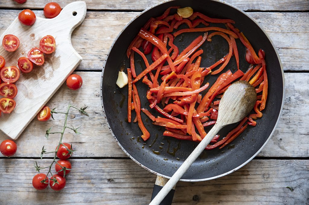 Shirataki di konjac con verdure: un primo piatto leggero della cucina asiatica 3 noodles di konjac, cuoci peperoni
