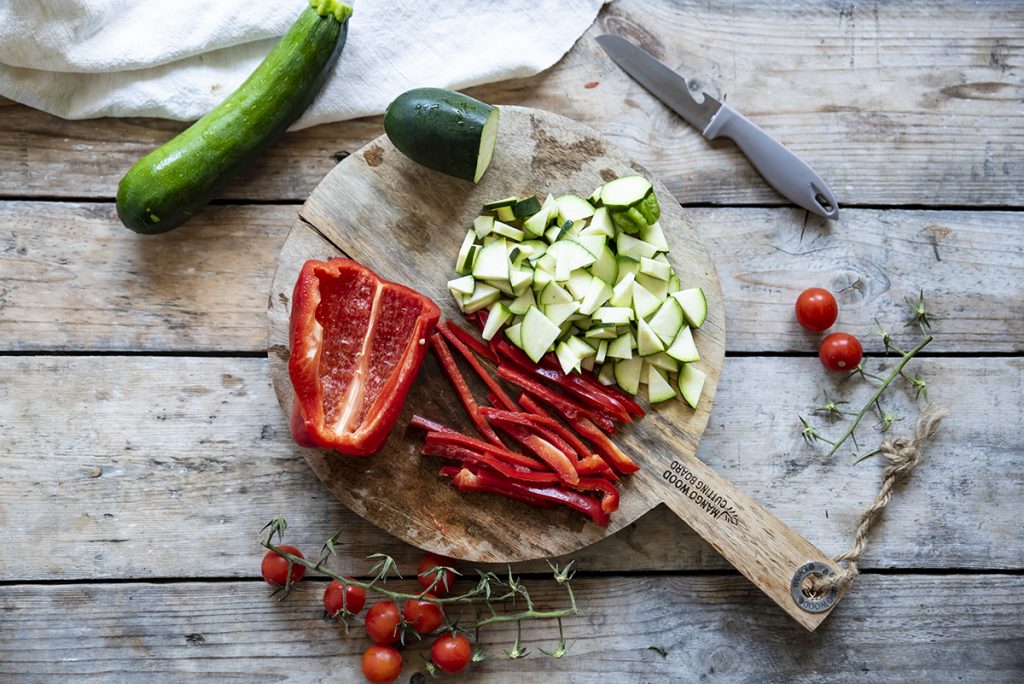 Shirataki di konjac con verdure: un primo piatto leggero della cucina asiatica 2 noodles di konjac, tagliare le verdure