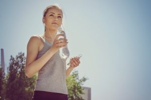 Come bere pi&ugrave; acqua: i consigli per idratarsi di pi&ugrave; e meglio