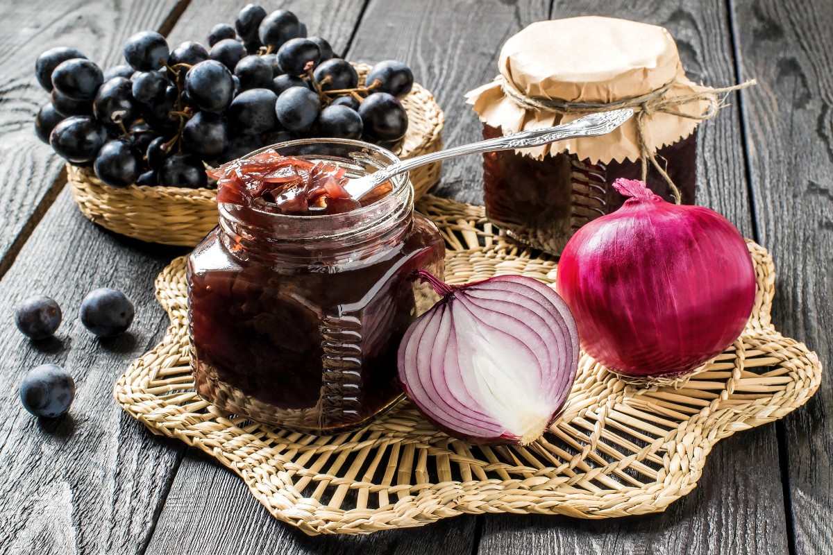 Cipolla: che cos'è, proprietà e benefici, usi in cucina, le migliori ricette, varietà 2 un barattolo di marmellata di cipolle