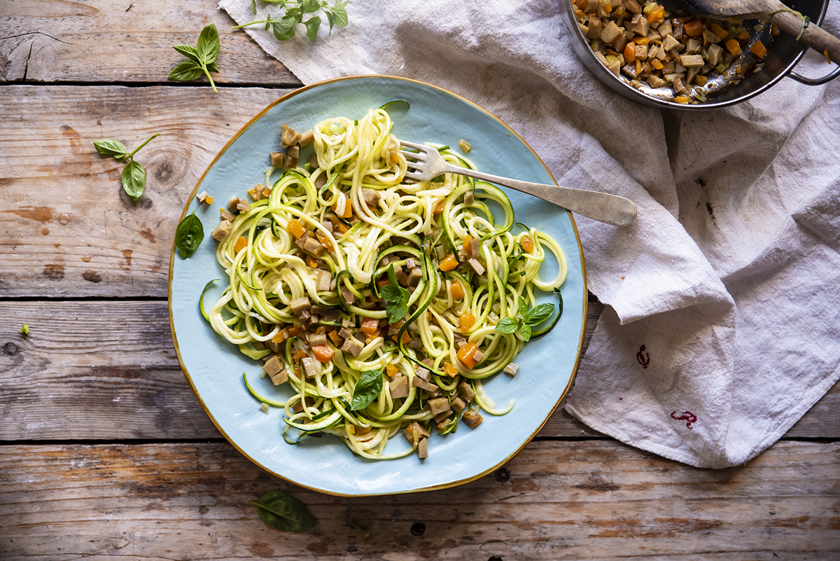 Tofu, seitan e tempeh: 23 ricette sane e leggere 3 Noodles di zucchine