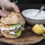 Panino con il pollo grigliato, carote julienne, insalata e salsa allo yogurt 1 panino con pollo grigliato
