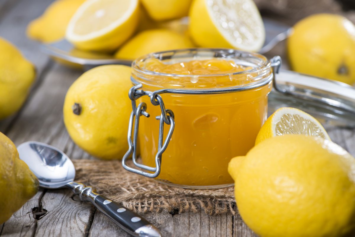 Marmellata di limoni: facile e veloce da fare in casa 3 vasetto di vetro pieno di marmellata di limoni e limoni sparsi intorno