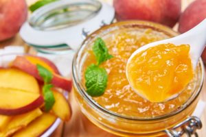 Marmellata di pesche, la ricetta classica e la variante con le pesche noci
