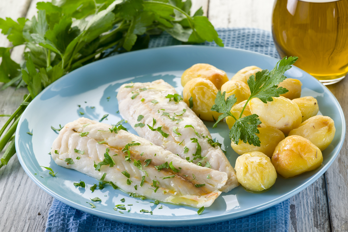 Pranzo veloce: ricette e idee facili e gustose per tutti i giorni 1 piatto azzurro con due filetti di sogliola al vapore, un secondo veloce e saporito