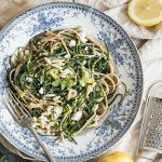 Spaghetti agli agretti con feta, limone e pinoli tostati 1 spaghetti con agretti piatto