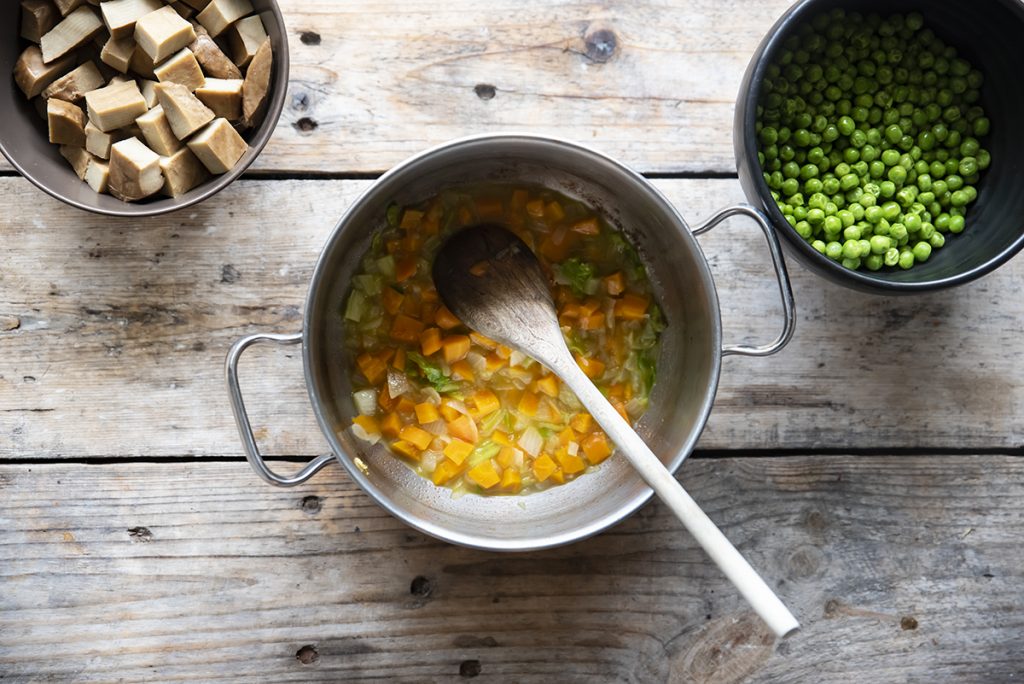 Spezzatino di seitan con piselli 4 spezzatino di seitan con verdure, cuoci le verdure