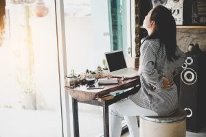 Perch&eacute; stare seduti tutto il giorno fa male: danni, soluzioni e esercizi