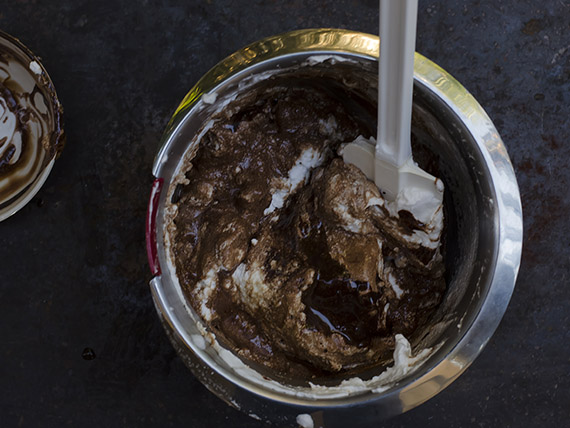 Mousse al cioccolato light: leggera e sfiziosa 7 incorpora cioccolato alla meringa
