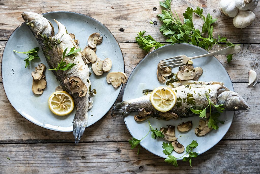 Spigola: una ricetta per gustarla e fare il pieno di proteine e minerali 1 Branzino al cartoccio con champignon
