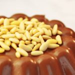 Budino di farina di castagne, cacao e pinoli 1 Budino farina castagne cioccolata pinoli