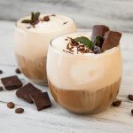 Parfait al cappuccino, un dessert per gli amanti del caffè 1 due bicchieri con Parfait al cappuccino e scaglie di cioccolato