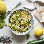 Pasta con limone, zucchine e feta: una ricetta sfiziosa 1 Pasta con limone, zucchine e feta