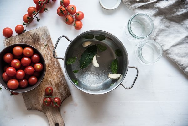 Pomodori in salamoia fatti in casa: la ricetta 2 Pomodori in salamoia acqua alloro