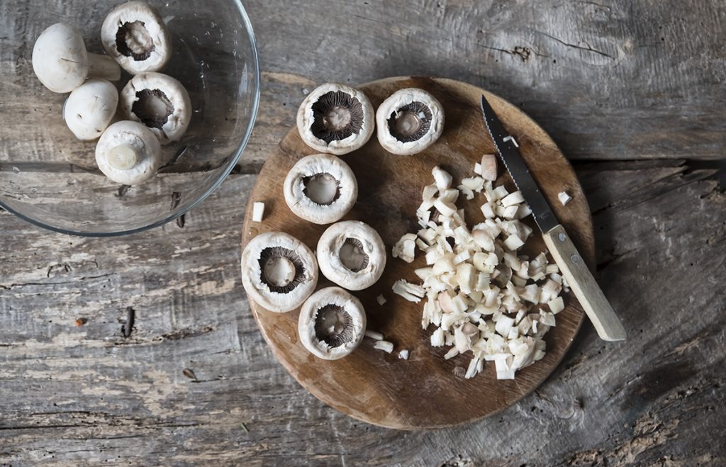 La ricetta dei funghi ripieni 2 Ricetta funghi ripieni taglio funghi