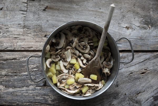 Vellutata di funghi: la ricetta della crema morbida 6 Ricetta vellutata funghi patate e cipolla