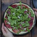 Focaccia con rucola, bresaola e grana: la ricetta sana e leggera 1 focaccia rucola bresaola e grana immagine evidenza ricetta