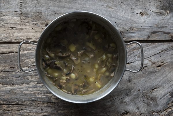 Vellutata di funghi: la ricetta della crema morbida 8 ingredienti vellutata di funghi e patate