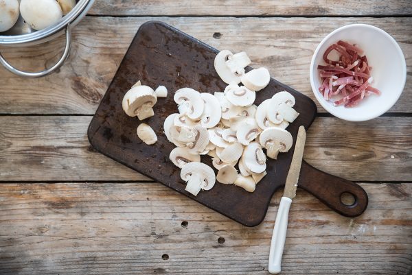 Insalata di riso autunnale e invernale con riso integrale, speck, radicchio e funghi 3 insalata di riso autunnale, taglia i funghi a fettine
