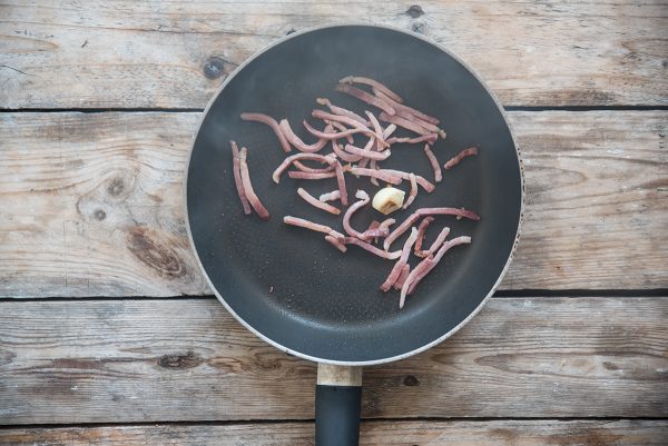 Insalata di riso autunnale e invernale con riso integrale, speck, radicchio e funghi 4 insalata di riso autunnale step 3