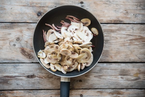 Insalata di riso autunnale e invernale con riso integrale, speck, radicchio e funghi 5 insalata di riso autunnale, cuoci funghi e speck