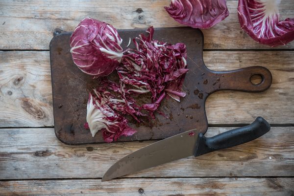 Insalata di riso autunnale e invernale con riso integrale, speck, radicchio e funghi 6 in bozza, sia nel sito vecchio che in test, taglia il radicchio