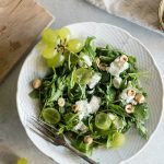 Insalata di rucola, uva, caprino e nocciole 1 insalata uva caprino nocciole