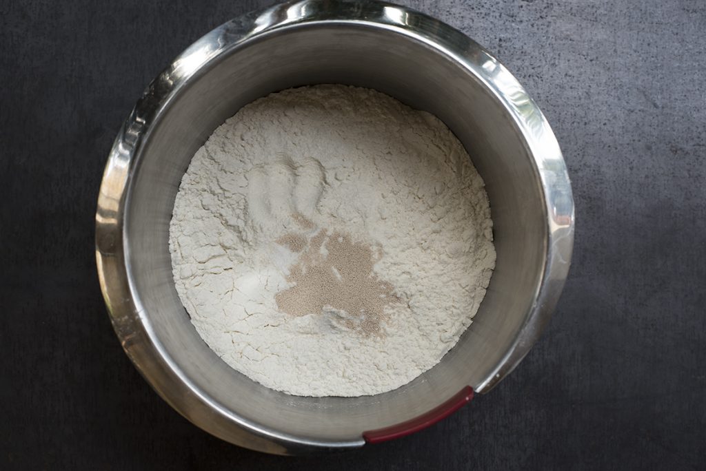 Panini fatti in casa, veloci e genuini 4 pagnottelle mescola farina con lievito e zucchero