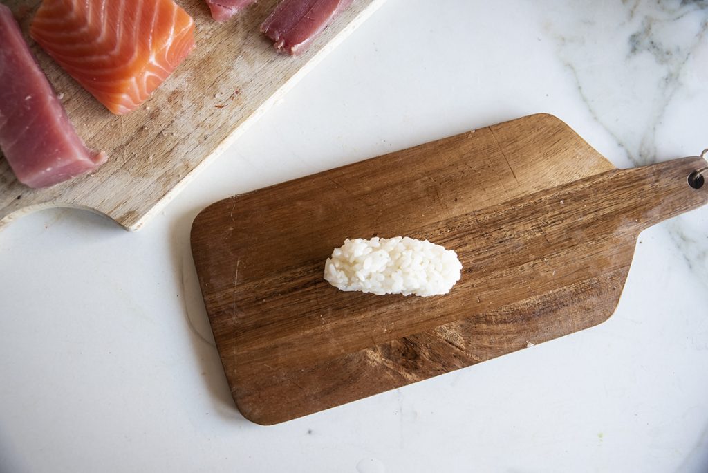 Nigiri di salmone: la ricetta passo dopo passo per farli in casa 3 nigiri due