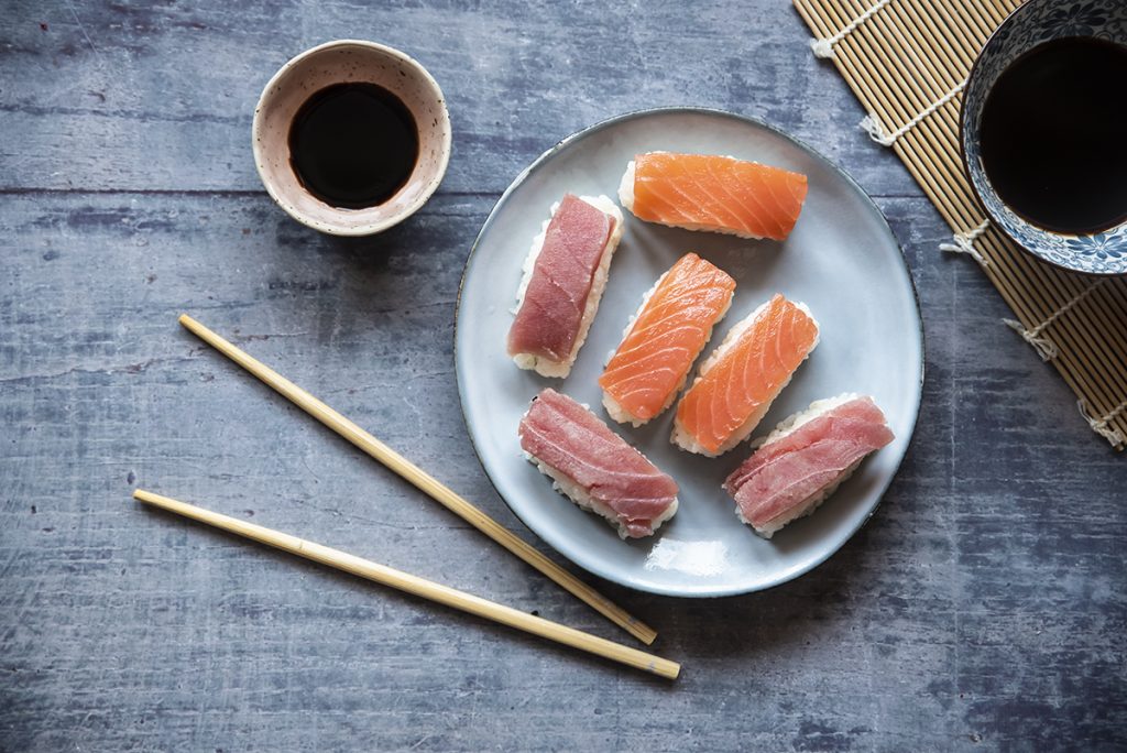 Nigiri di salmone: la ricetta passo dopo passo per farli in casa 5 nigiri quattro