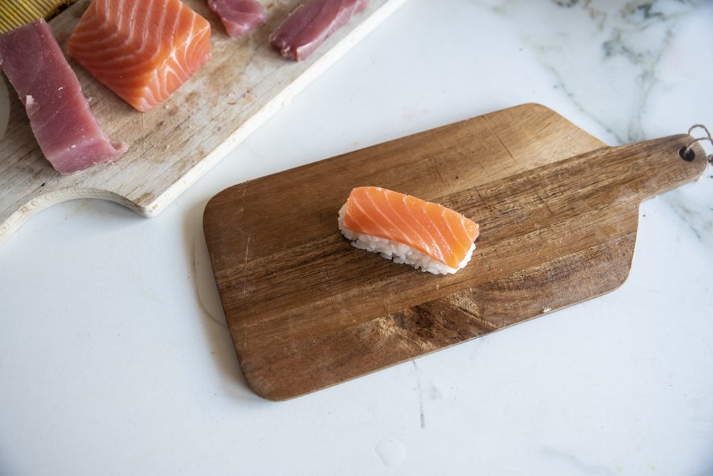 Nigiri di salmone: la ricetta passo dopo passo per farli in casa 4 nigiri tre