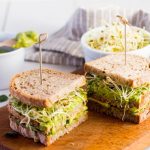 Panino integrale con zucchine, guacamole e germogli di fieno greco 2 panino zucchine guacamole e germogli di fieno greco