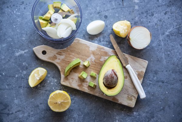 Pasta con avocado, pomodorini e gamberi: ricetta della pasta fredda passo passo 6 pasta fredda avocado cinque