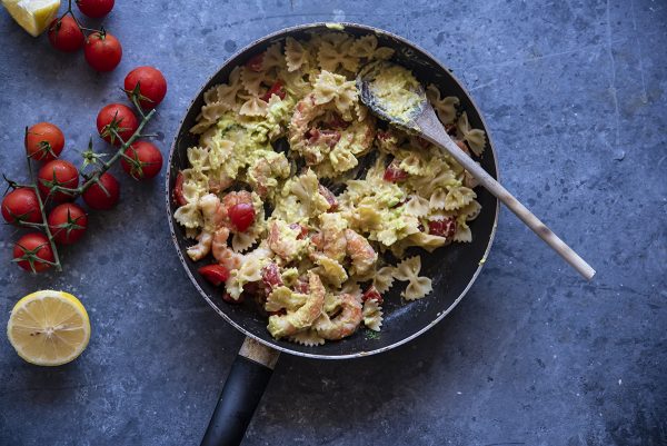 Pasta con avocado, pomodorini e gamberi: ricetta della pasta fredda passo passo 9 pasta fredda avocado otto