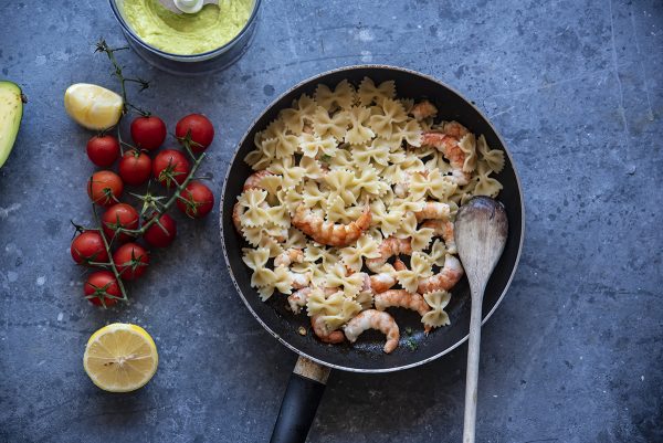 Pasta con avocado, pomodorini e gamberi: ricetta della pasta fredda passo passo 8 pasta fredda avocado sette