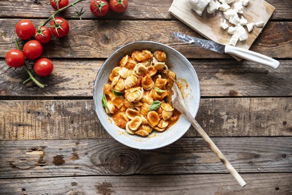 Pasta fredda con peperoni, mozzarella e pomodori 6 pasta fredda crema di pomodori cinque