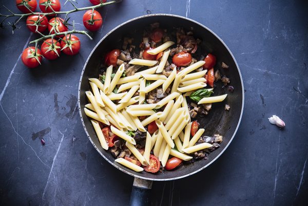 Pasta fredda con melanzane, feta e pomodorini 6 pasta fredda melanzane cinque