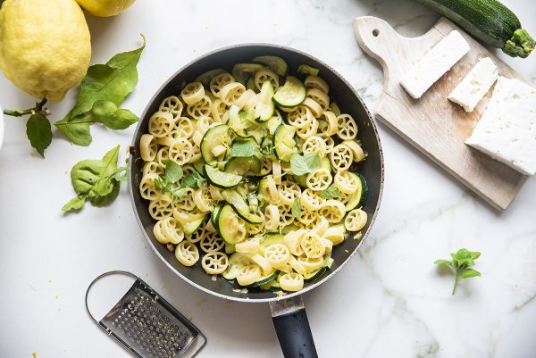 Pasta con limone, zucchine e feta: una ricetta sfiziosa 6 pasta fredda zucchine sei