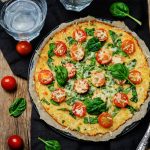 Pizza di cavolfiore: una ricetta light e senza farina 1 pizza di cavolfiore