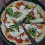 Pizza Margherita: la ricetta passo per passo da preparare in casa 1 pizza-margherita-immagine-evidenza