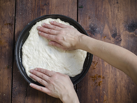 Pizza Margherita: la ricetta passo per passo da preparare in casa 2 pizza margherita stendi impasto sulla teglia