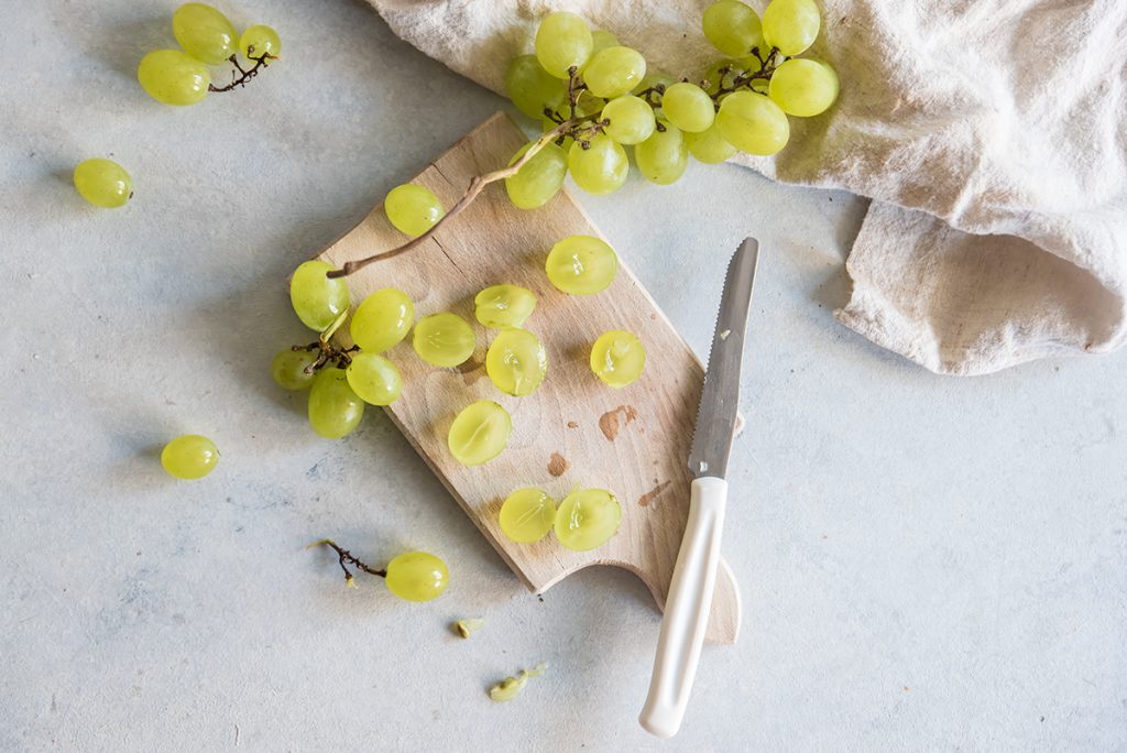 Insalata di rucola, uva, caprino e nocciole 2 procedimento insalata uva caprino