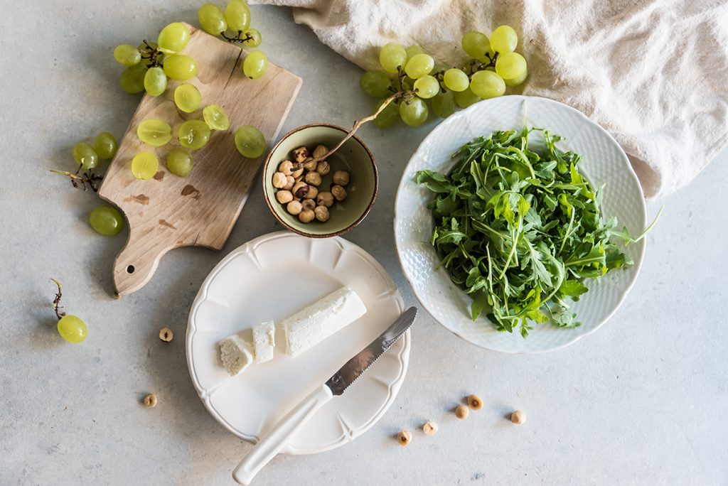 Insalata di rucola, uva, caprino e nocciole 3 procedimento insalata uva rucola caprino