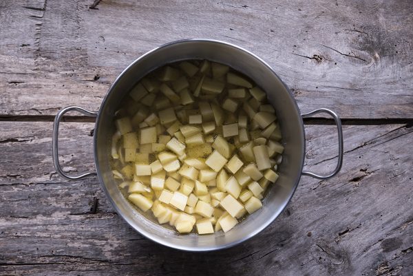 Vellutata di funghi: la ricetta della crema morbida 5 ricetta vellutata funghi patate brodo