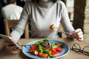 Come aumentare il senso di saziet&agrave; a dieta: consigli e  cibi che riempiono di pi&ugrave;
